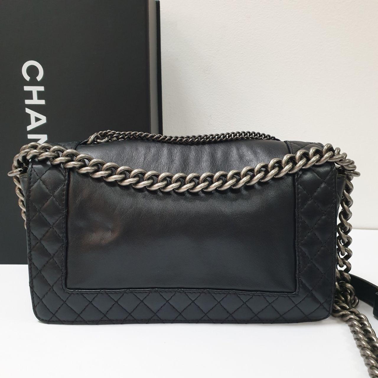 CHANEL Schwarze Lammleder Multi Chains Boy Bag Damen im Angebot