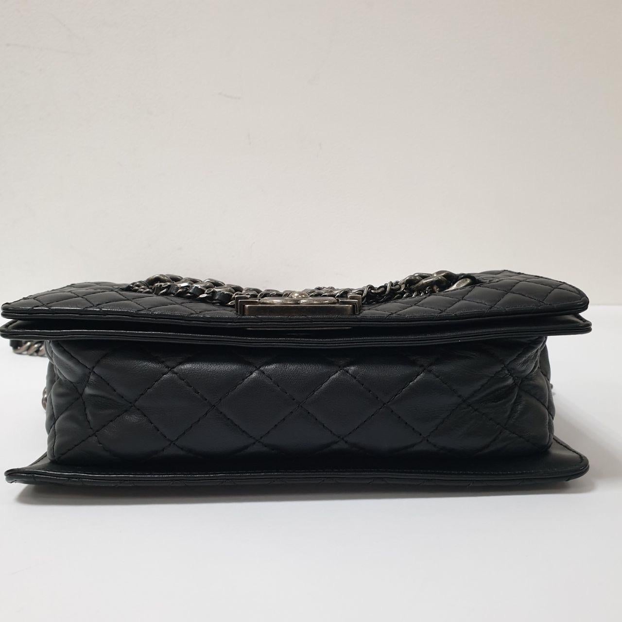 CHANEL Schwarze Lammleder Multi Chains Boy Bag im Angebot 1