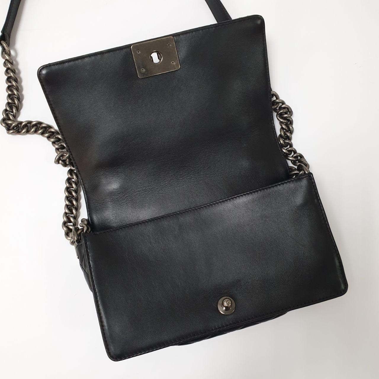CHANEL Schwarze Lammleder Multi Chains Boy Bag im Angebot 2