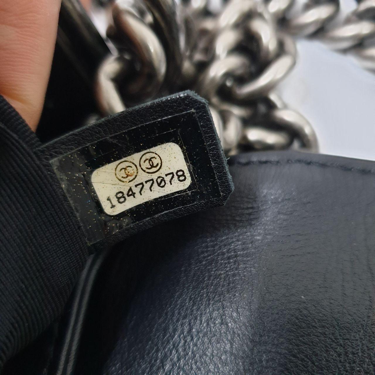 CHANEL Schwarze Lammleder Multi Chains Boy Bag im Angebot 5