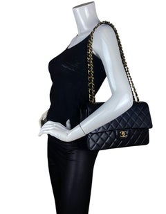 Chanel in pelle d'agnello nera trapuntata, borsa Jumbo con doppia patta e oro