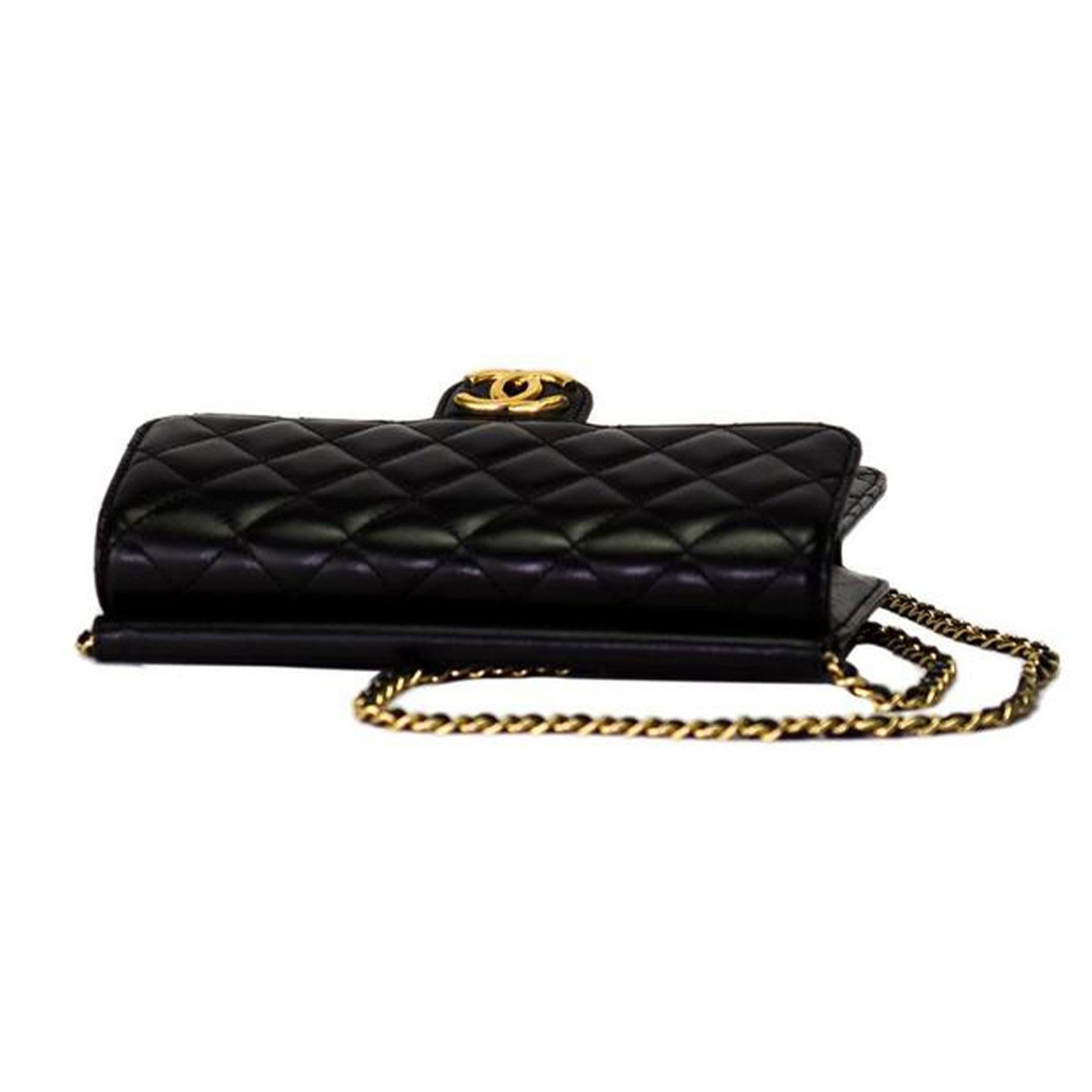 Women's or Men's Chanel Black Lambskin Leather Quilted Flap Classic Flap Shoulder Bag