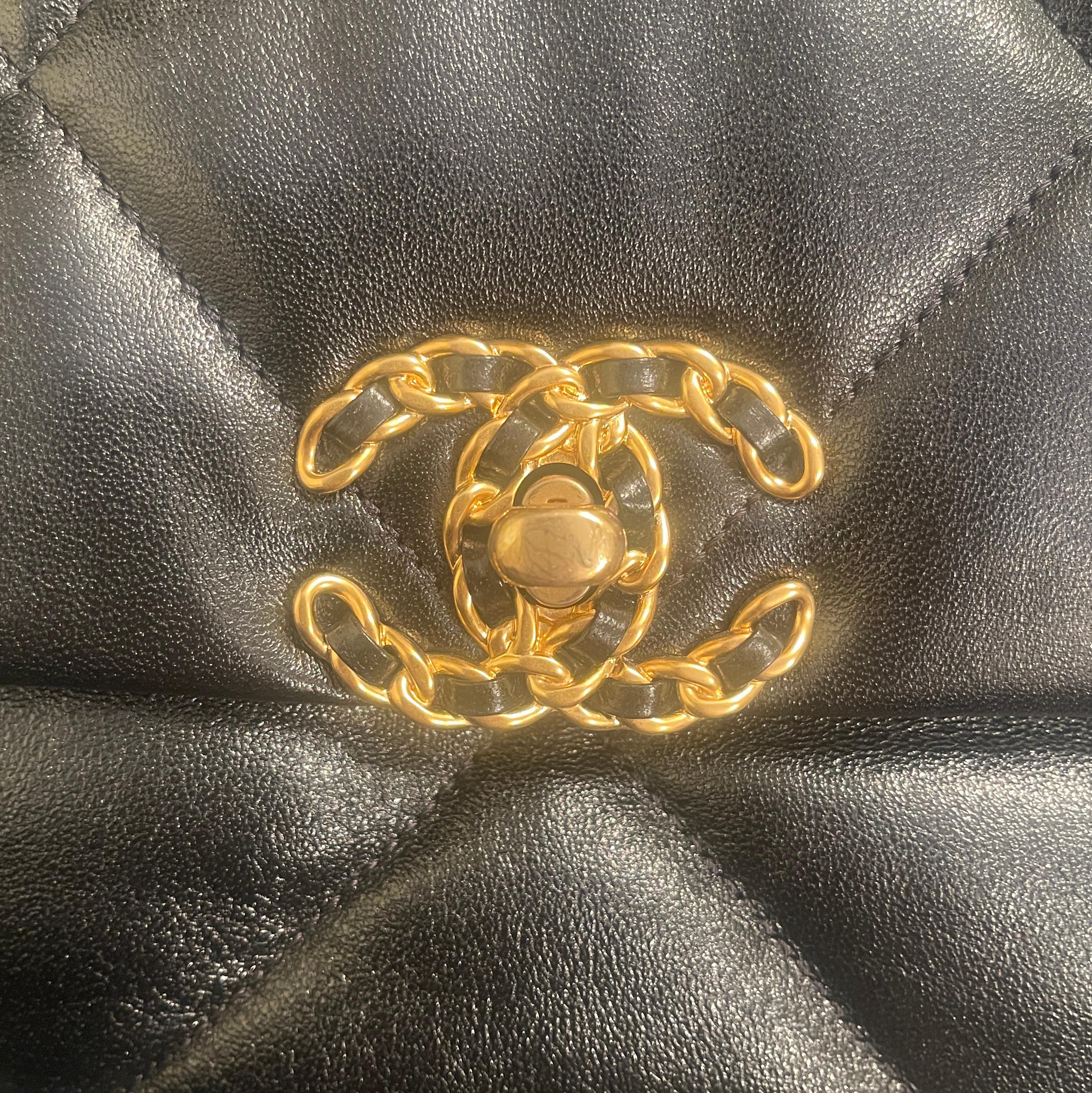 Chanel - Grand sac à rabat 19 en cuir d'agneau noir matelassé en vente 2