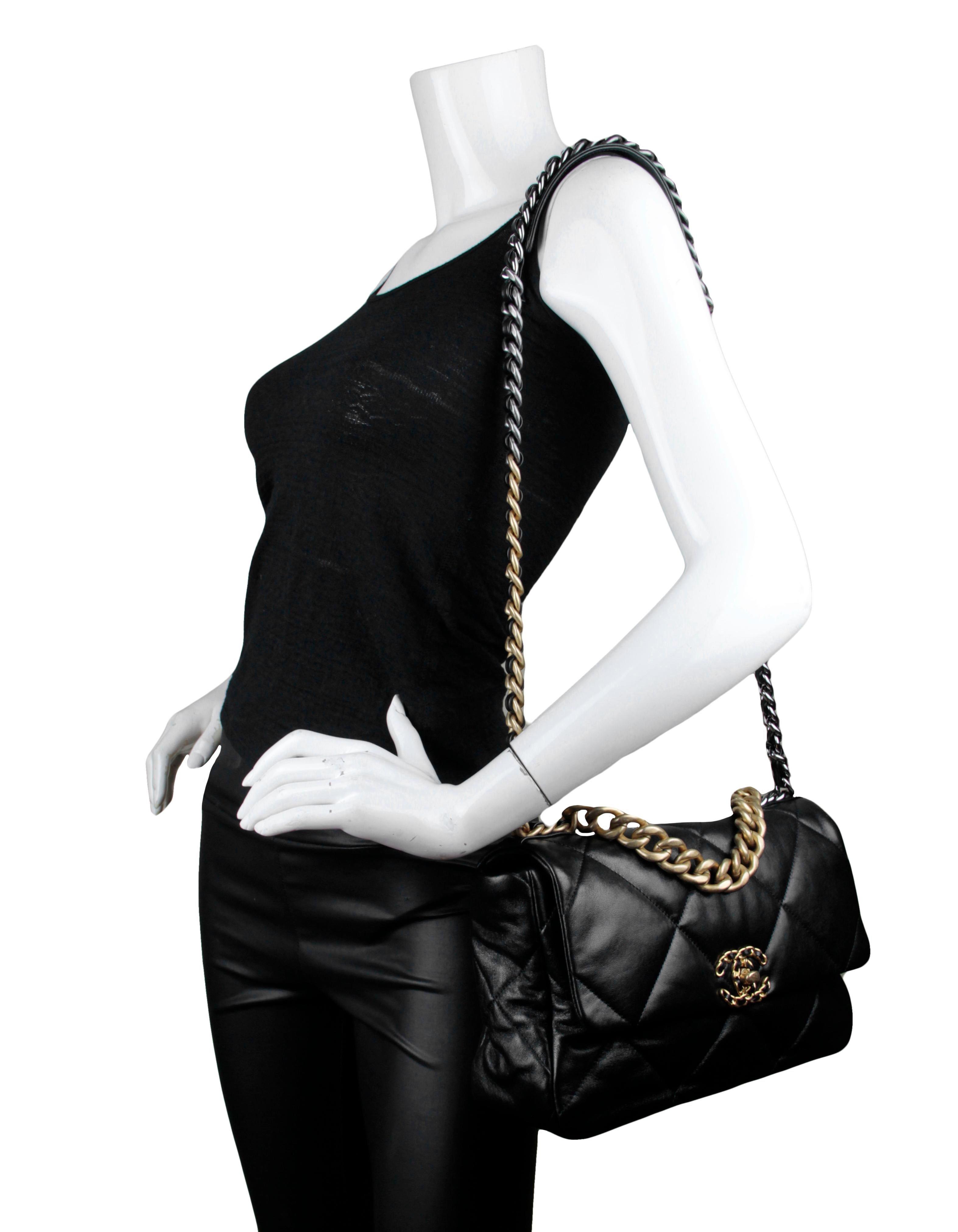 Chanel Bolso 19 grande acolchado de piel de cordero negra

Fabricado en: Italia
Color: Negro
Herrajes: Antiqued goldtone, rutenio y plata oscura
Materiales: Cuero, metal
Forro: Grosgrain burdeos
Cierre/Apertura: Solapa superior con cierre giratorio