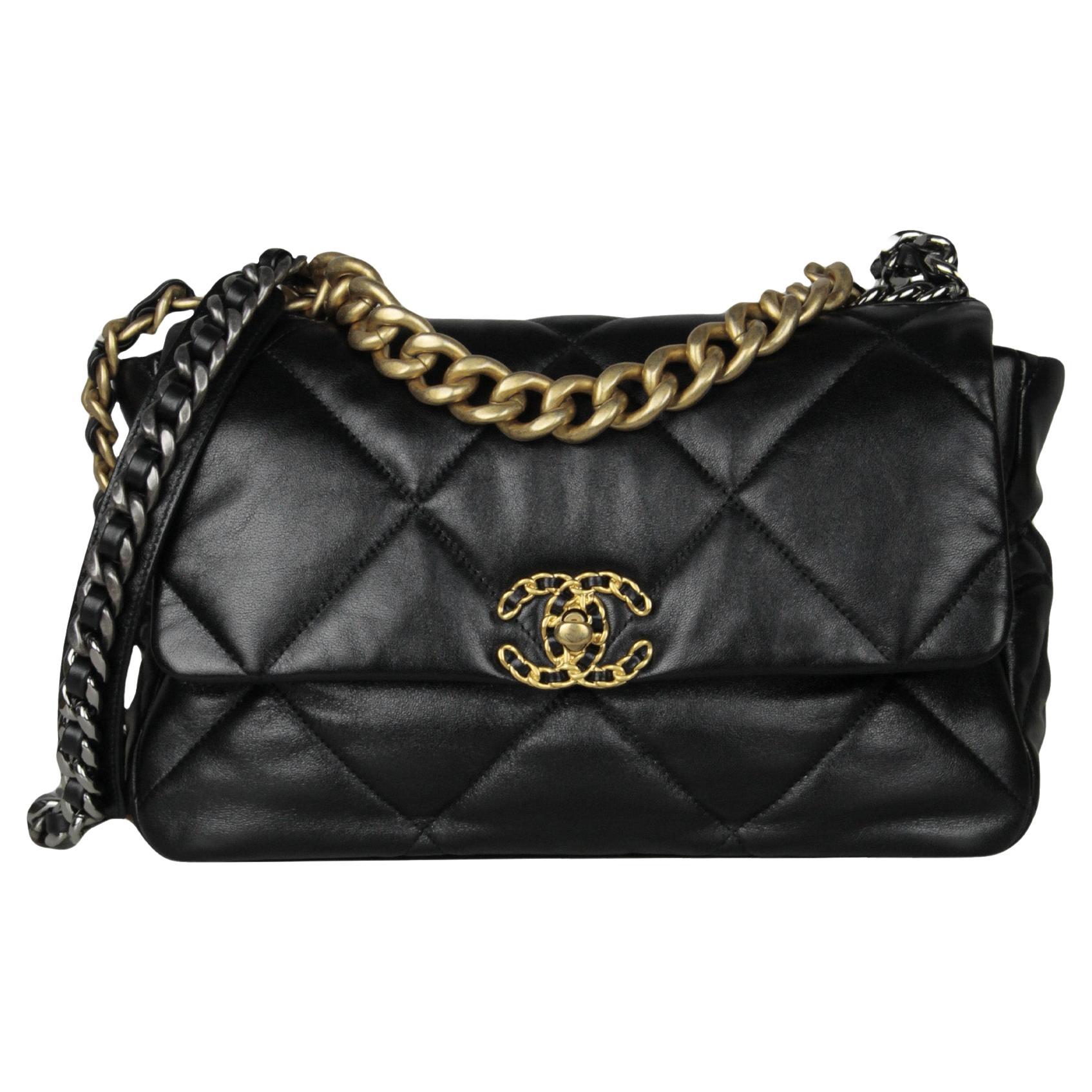 Chanel Bolso grande con solapa 19 acolchado en piel de cordero negra en venta