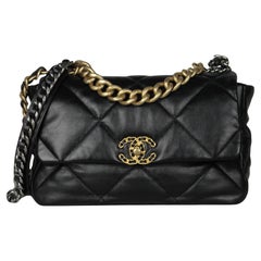 Chanel Bolso grande con solapa 19 acolchado en piel de cordero negra