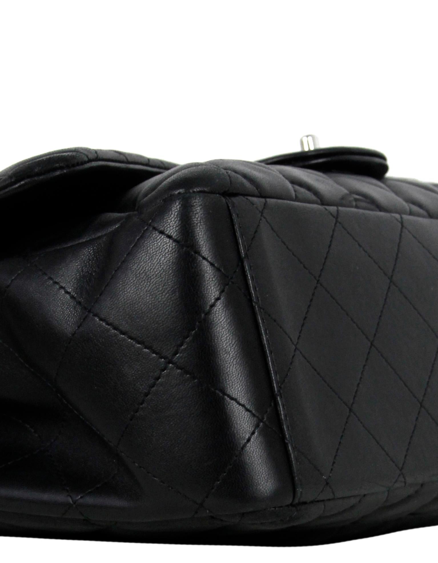 Chanel Schwarze gesteppte Maxi-Tasche aus Lammfell und Leder mit einer Klappe im Angebot 6