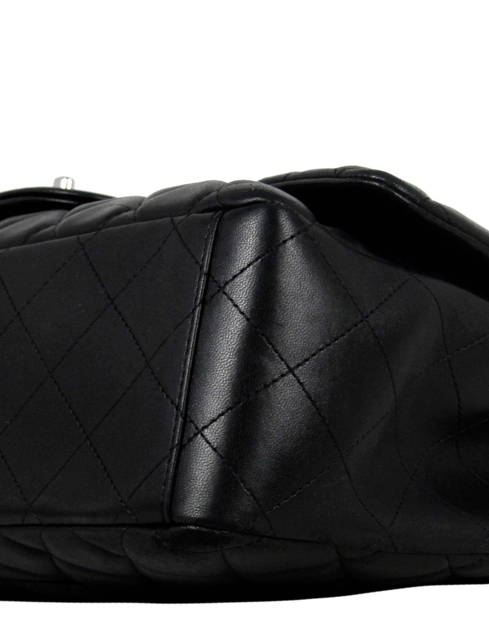 Chanel Schwarze gesteppte Maxi-Tasche aus Lammfell und Leder mit einer Klappe im Angebot 7