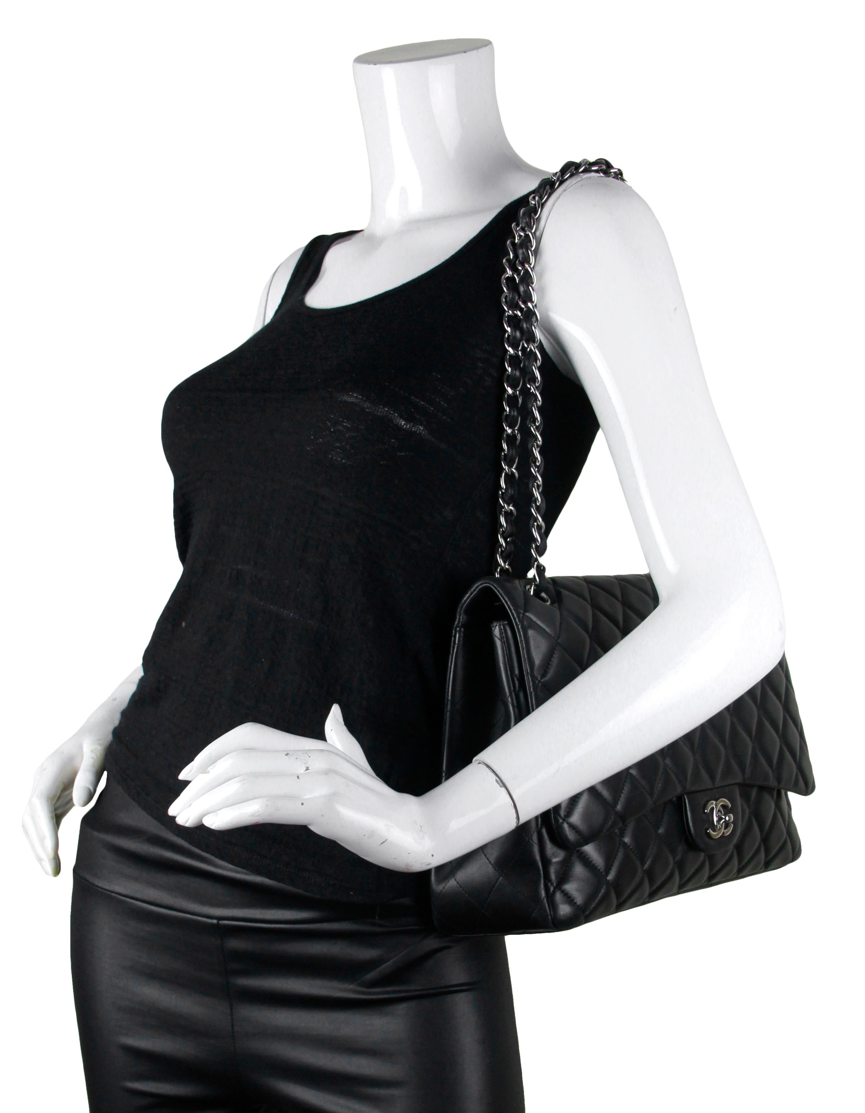 Chanel Schwarze gesteppte Maxi-Tasche aus Lammfell und Leder mit einer Klappe im Angebot 8