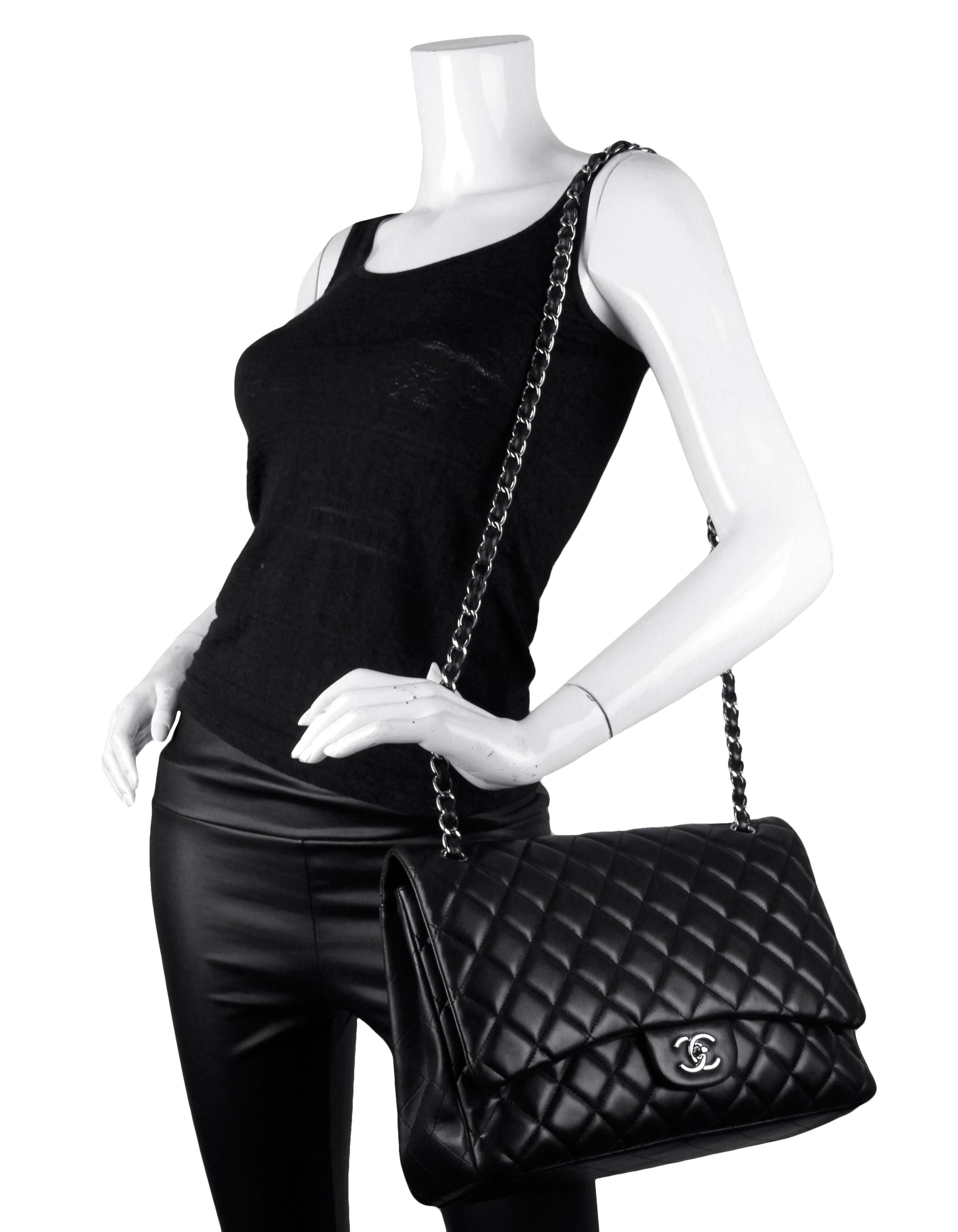 Chanel Schwarze gesteppte Maxi-Tasche aus Lammfell und Leder mit einer Klappe im Angebot 9