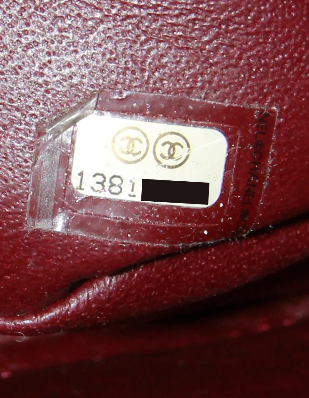Chanel Schwarzes Lammleder Gesteppte Maxi-Tasche mit Einzelklappe

Hergestellt in: Italien
Produktionsjahr: 2009-2010
Farbe: Schwarz
Hardware: Silvertone
Materialien: Lammfell Leder
Innenfutter: Burgunderfarbenes Leder
Verschluss/Öffnung: Klappe