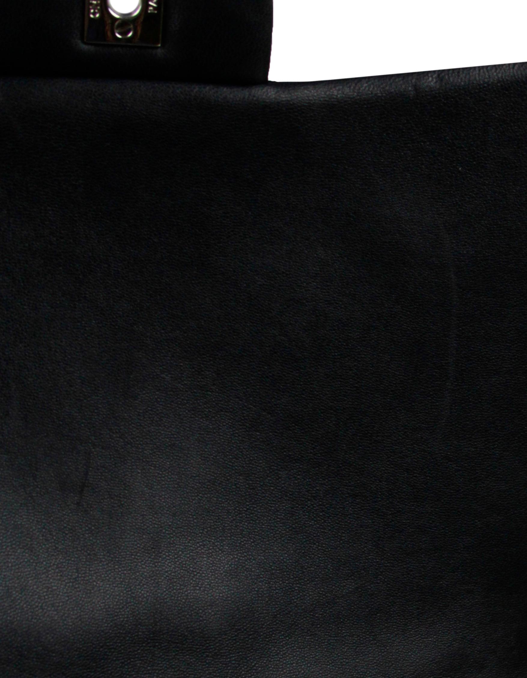 Chanel - Sac Maxi à rabat unique en cuir d'agneau noir matelassé en vente 2