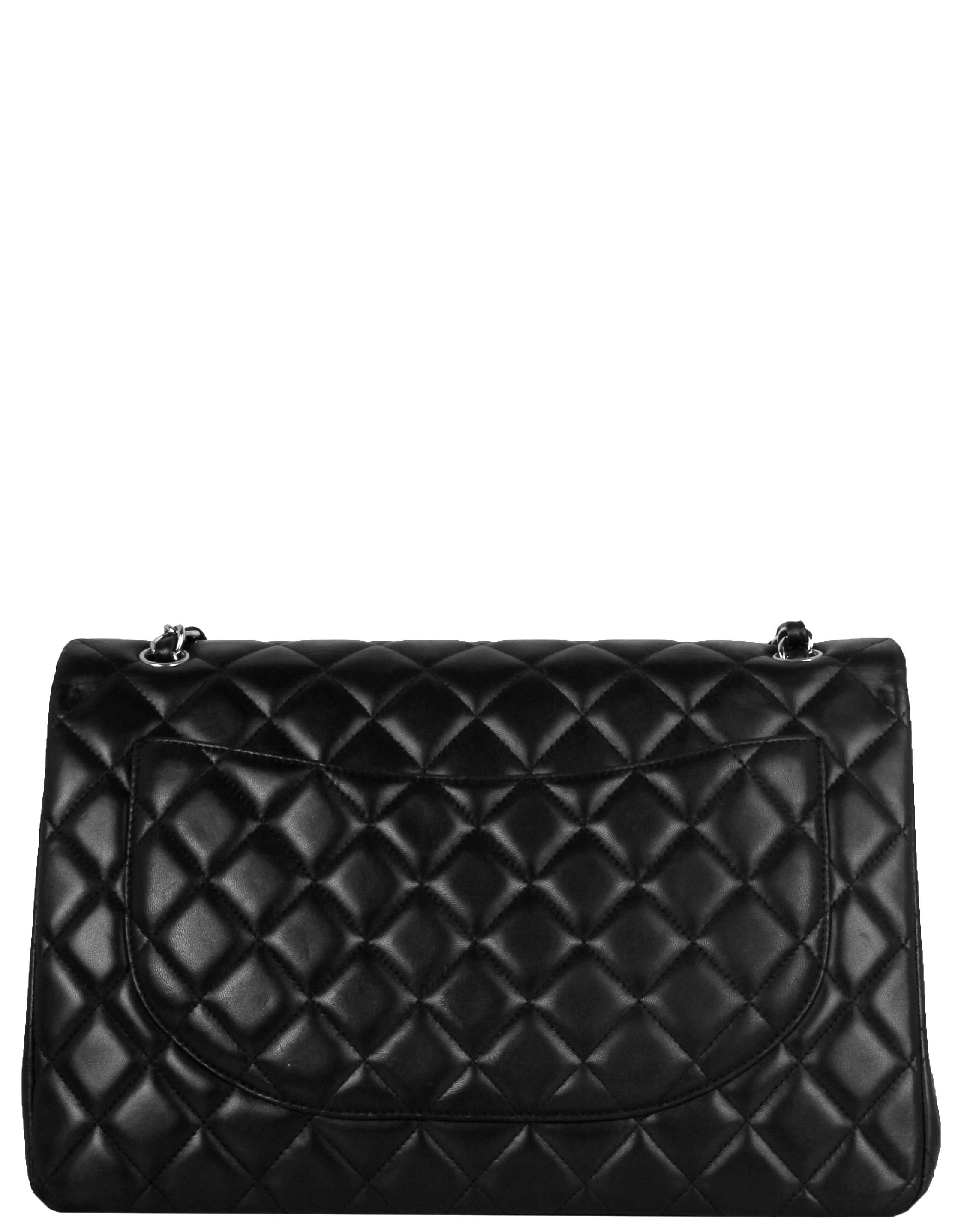 Chanel Schwarze gesteppte Maxi-Tasche aus Lammfell und Leder mit einer Klappe im Angebot 5
