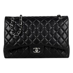 Chanel Schwarze gesteppte Maxi-Tasche aus Lammfell und Leder mit einer Klappe