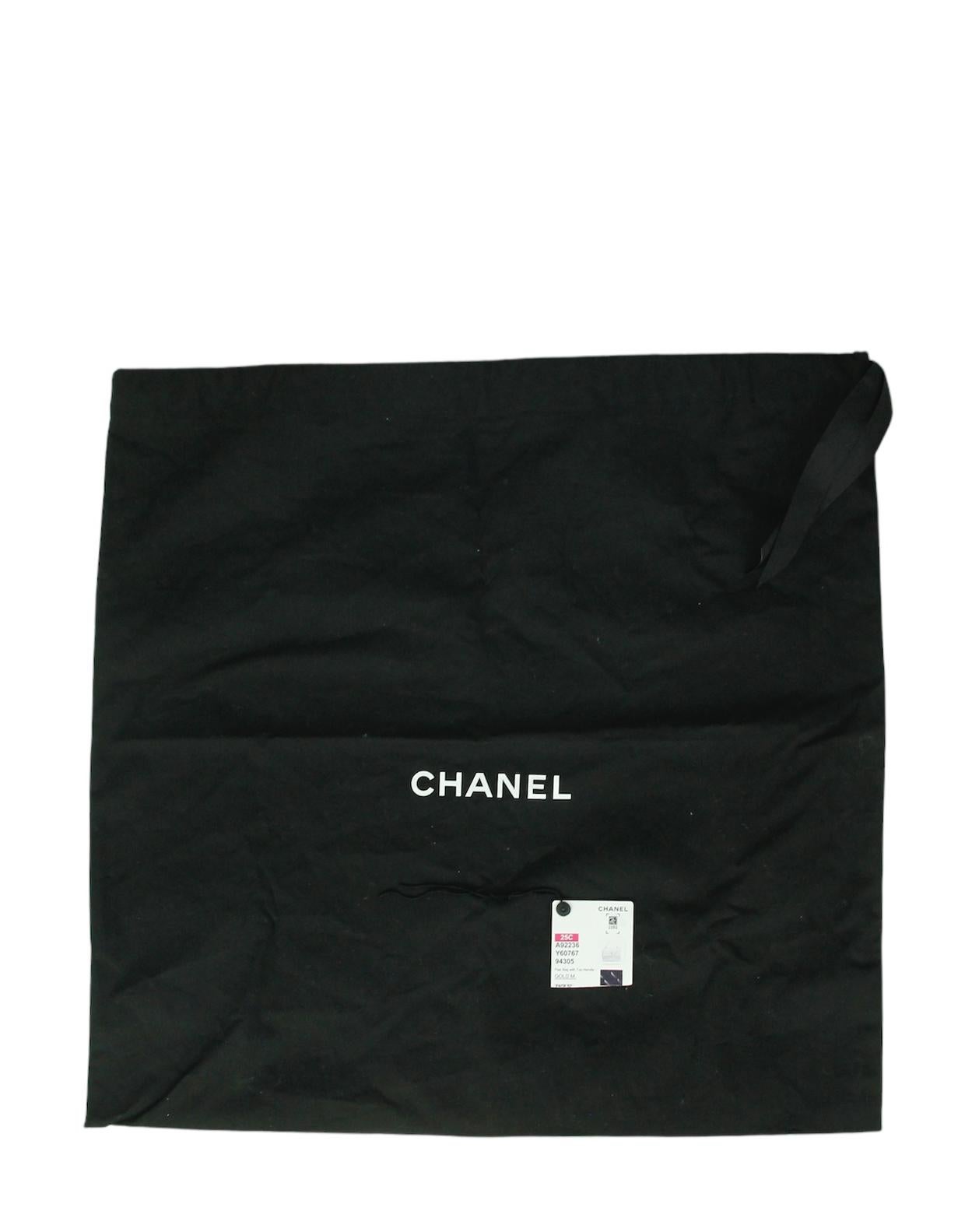 Chanel, pelle d'agnello nera trapuntata, borsa CC a doppio manico con patta in vendita 5