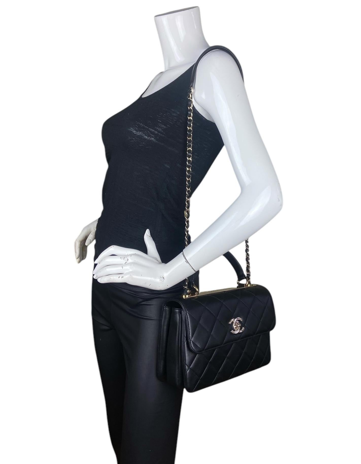 Chanel, pelle d'agnello nera trapuntata, borsa CC a doppio manico con patta

Prodotto in: Italia
Anno di produzione: 2025
Colore: nero 
Hardware: Oro
Materiali: Pelle di agnello
Fodera: Pelle borgogna 
Chiusura/apertura: Patta superiore con chiusura