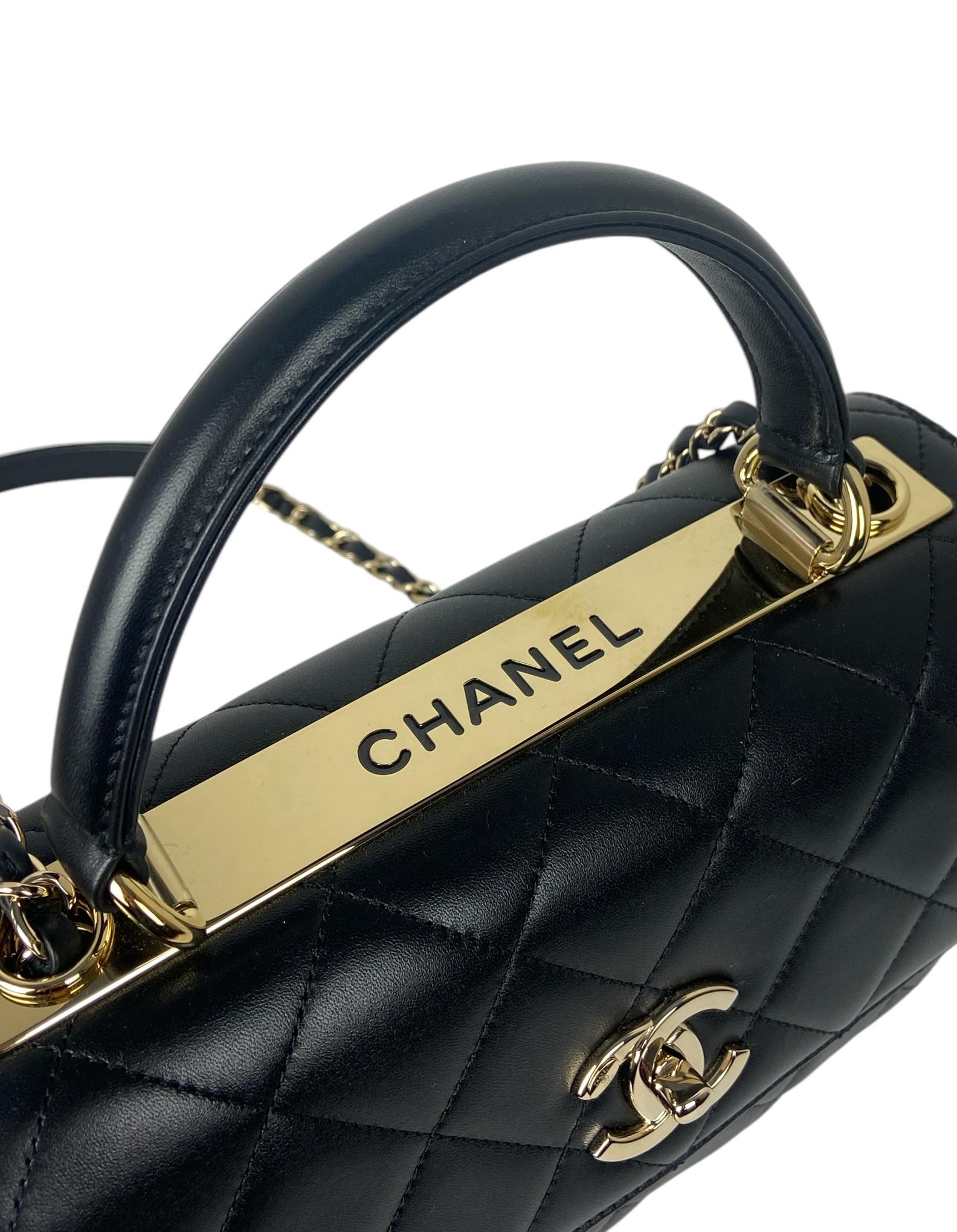 Chanel, pelle d'agnello nera trapuntata, borsa CC a doppio manico con patta in vendita 1