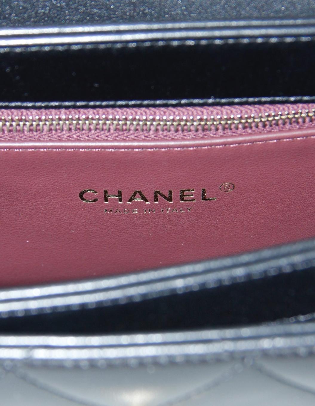 Chanel, pelle d'agnello nera trapuntata, borsa CC a doppio manico con patta in vendita 3