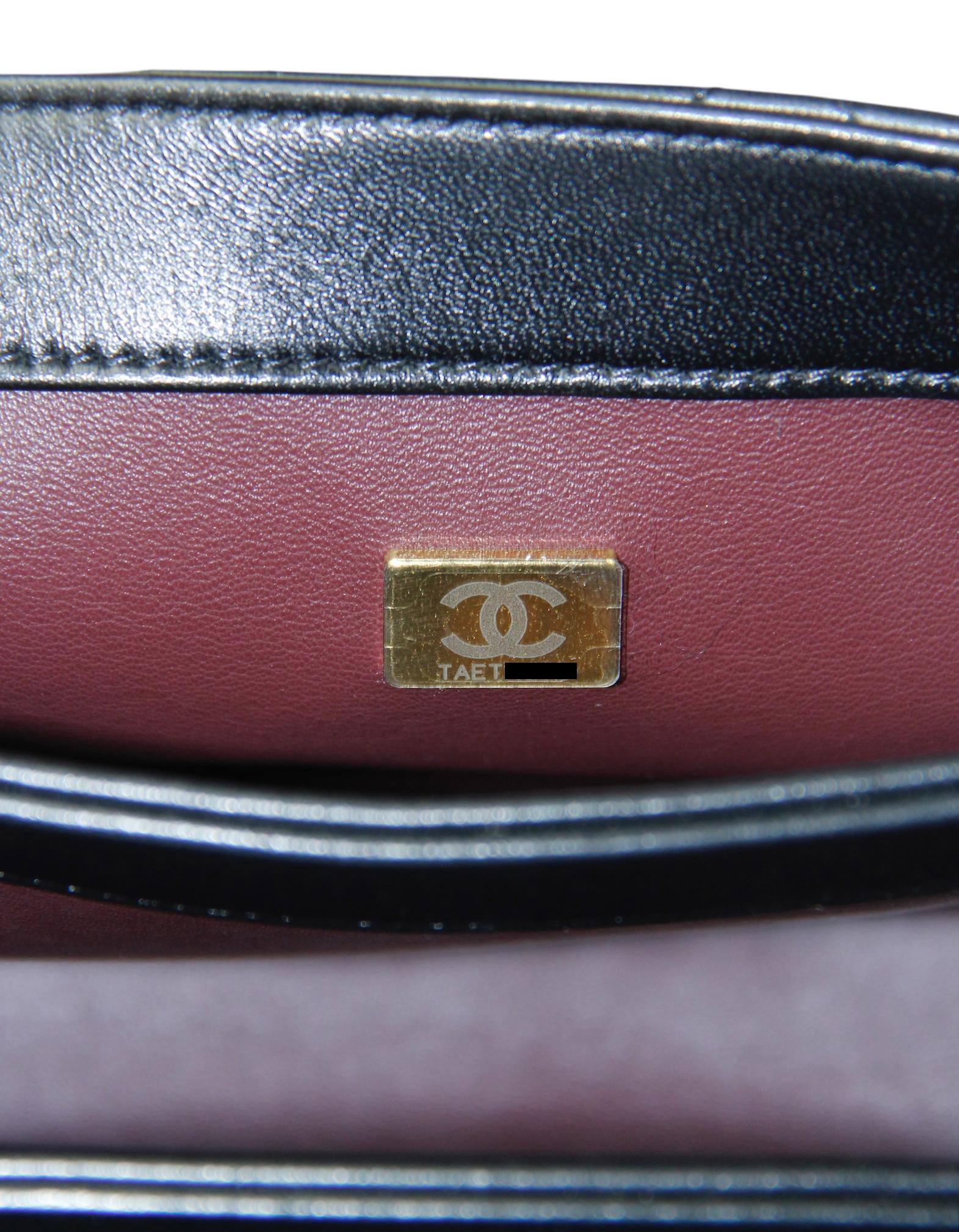 Chanel, pelle d'agnello nera trapuntata, borsa CC a doppio manico con patta in vendita 4