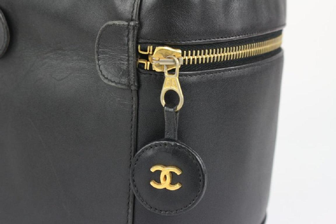 Chanel - Sac en cuir d'agneau noir matelassé  Coffret de toilette 1025c23 en vente 6