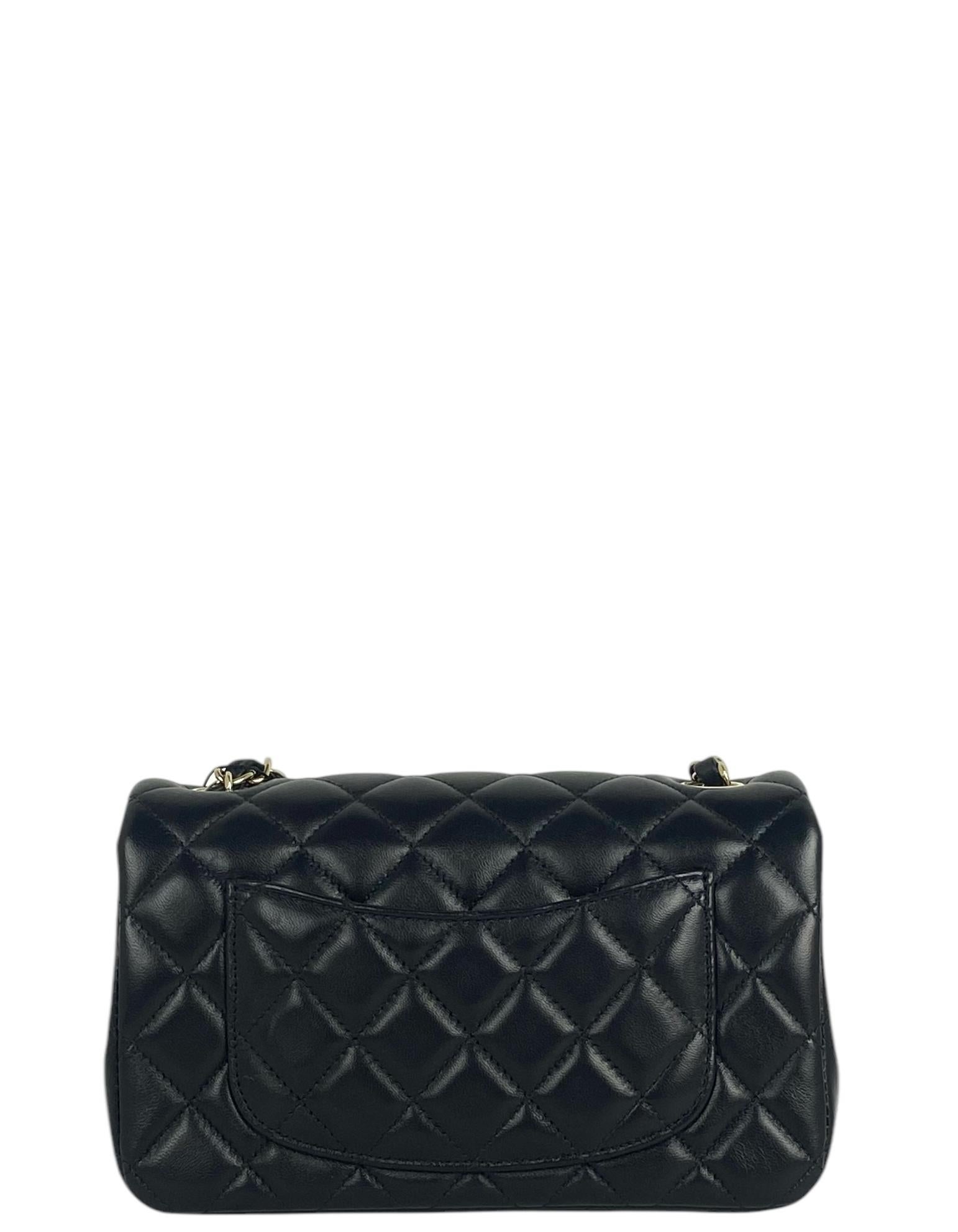 Nero Chanel, borsa a tracolla rettangolare mini con patta in pelle di agnello nera in vendita