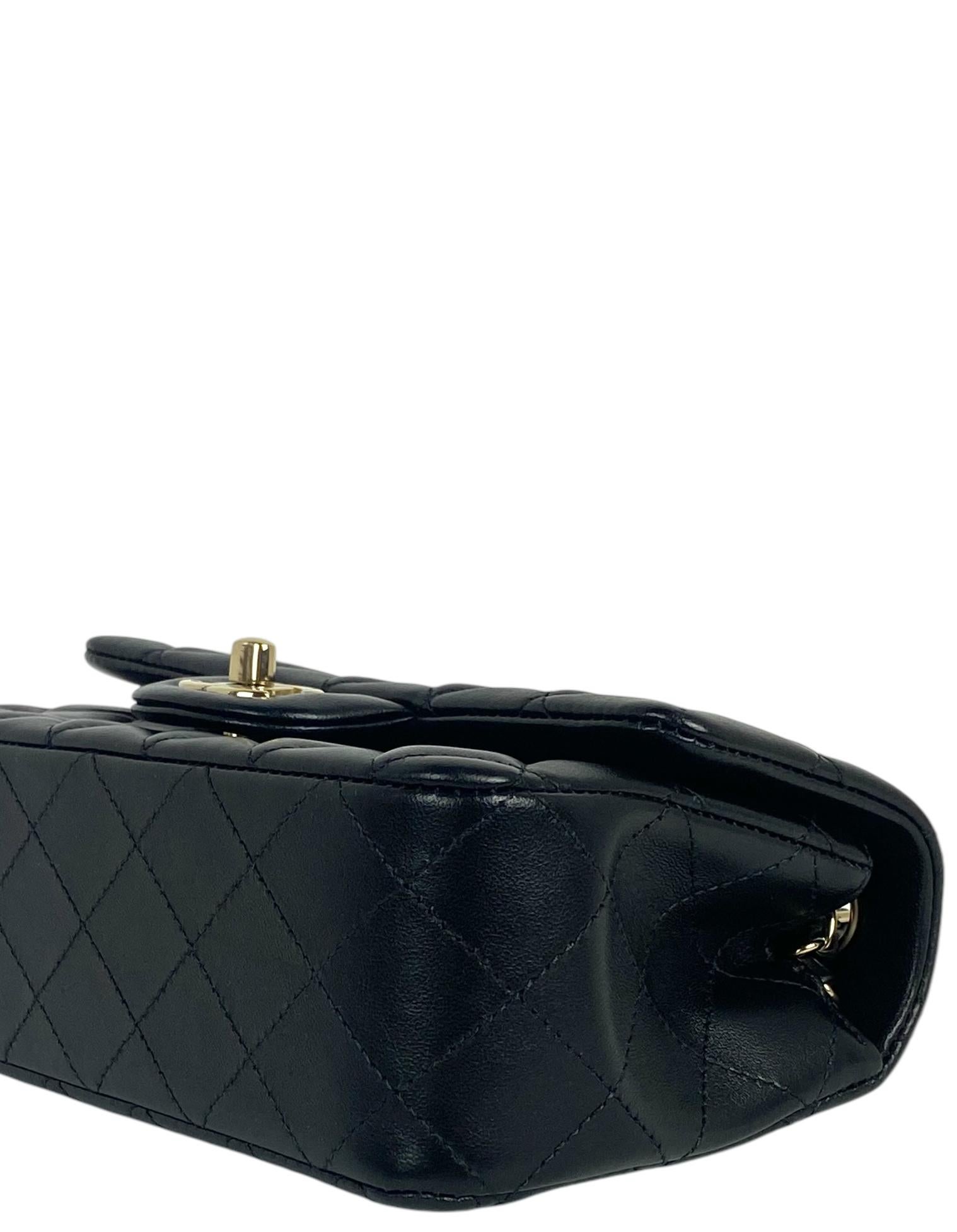 Chanel, borsa a tracolla rettangolare mini con patta in pelle di agnello nera In condizioni ottime in vendita a New York, NY