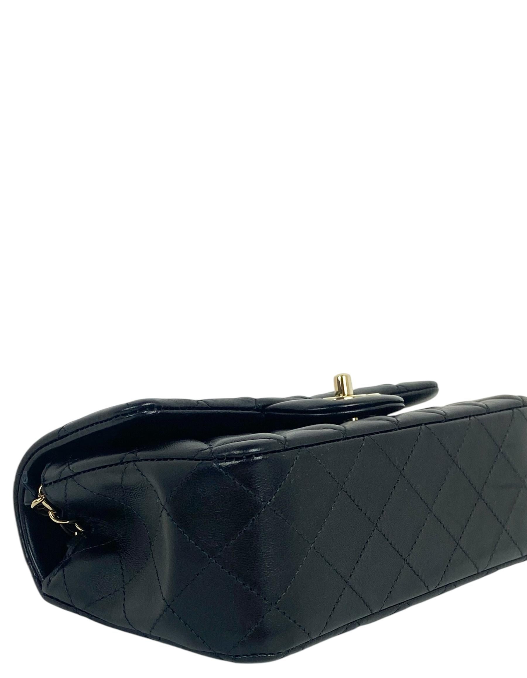 Donna Chanel, borsa a tracolla rettangolare mini con patta in pelle di agnello nera in vendita