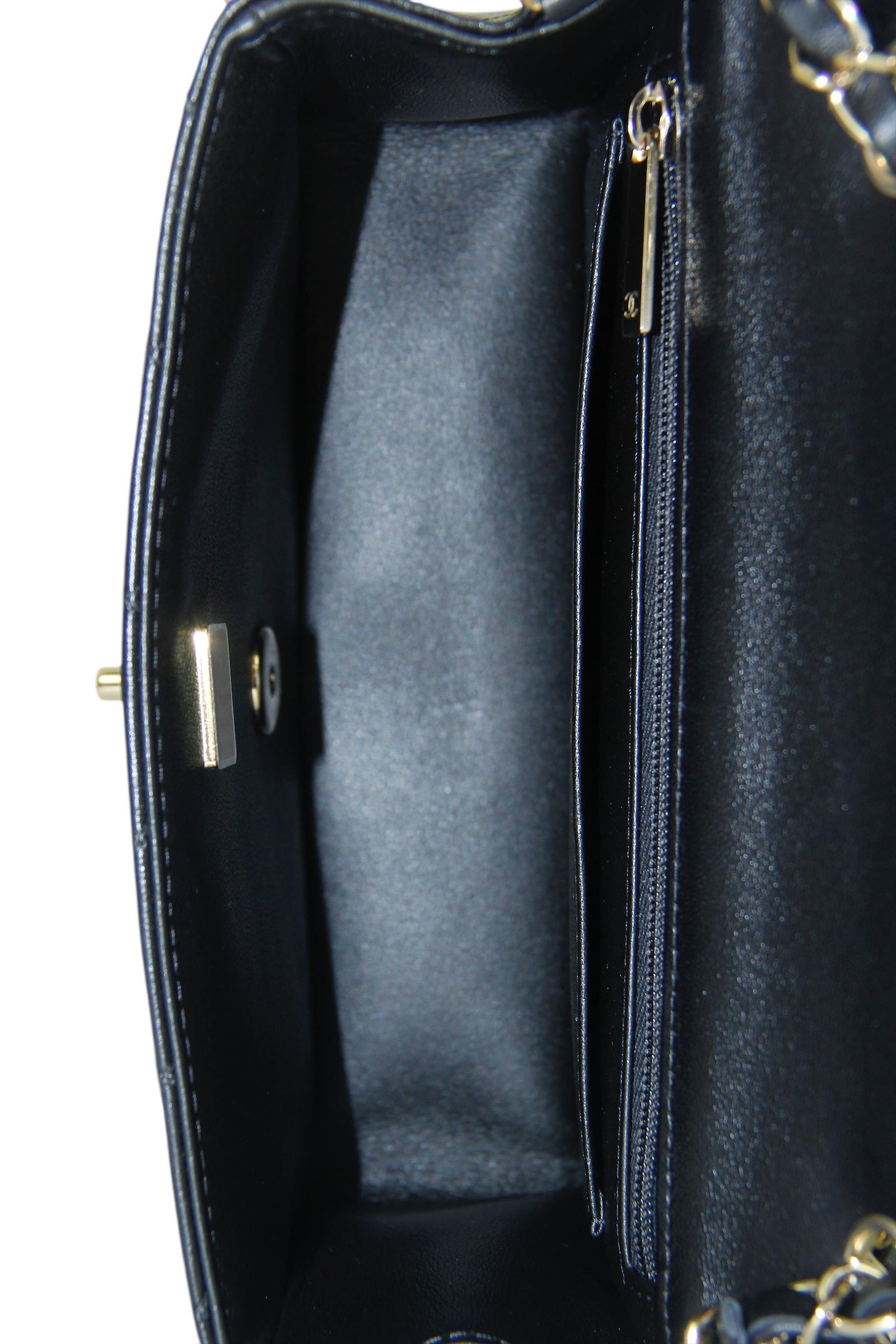 Chanel, borsa a tracolla rettangolare mini con patta in pelle di agnello nera in vendita 1