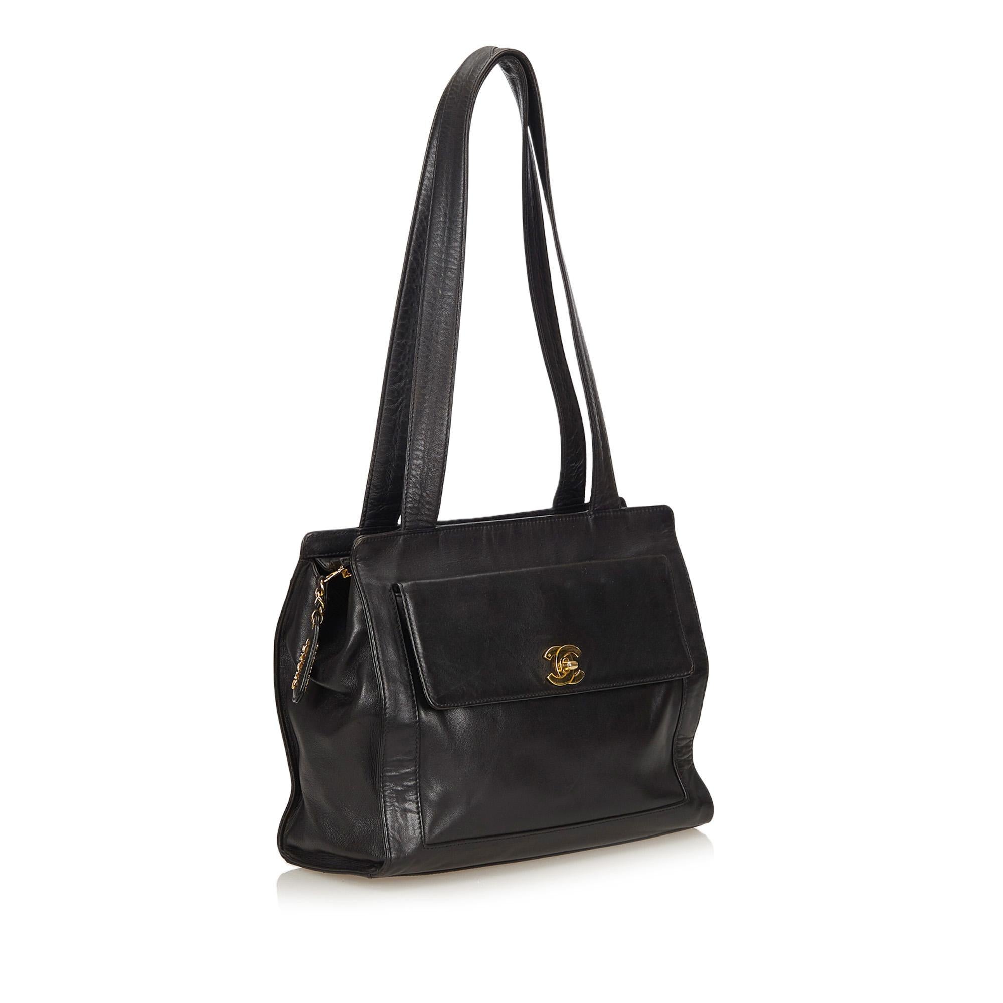 This shoulder bag features a lambskin leather body, flat straps, top zip closure, exterior twist lock flap pocket and interior zip pocket. It carries as B condition rating.

Inclusions: 
Authenticity Card

Dimensions:
Length: 24.00 cm
Width: 29.00