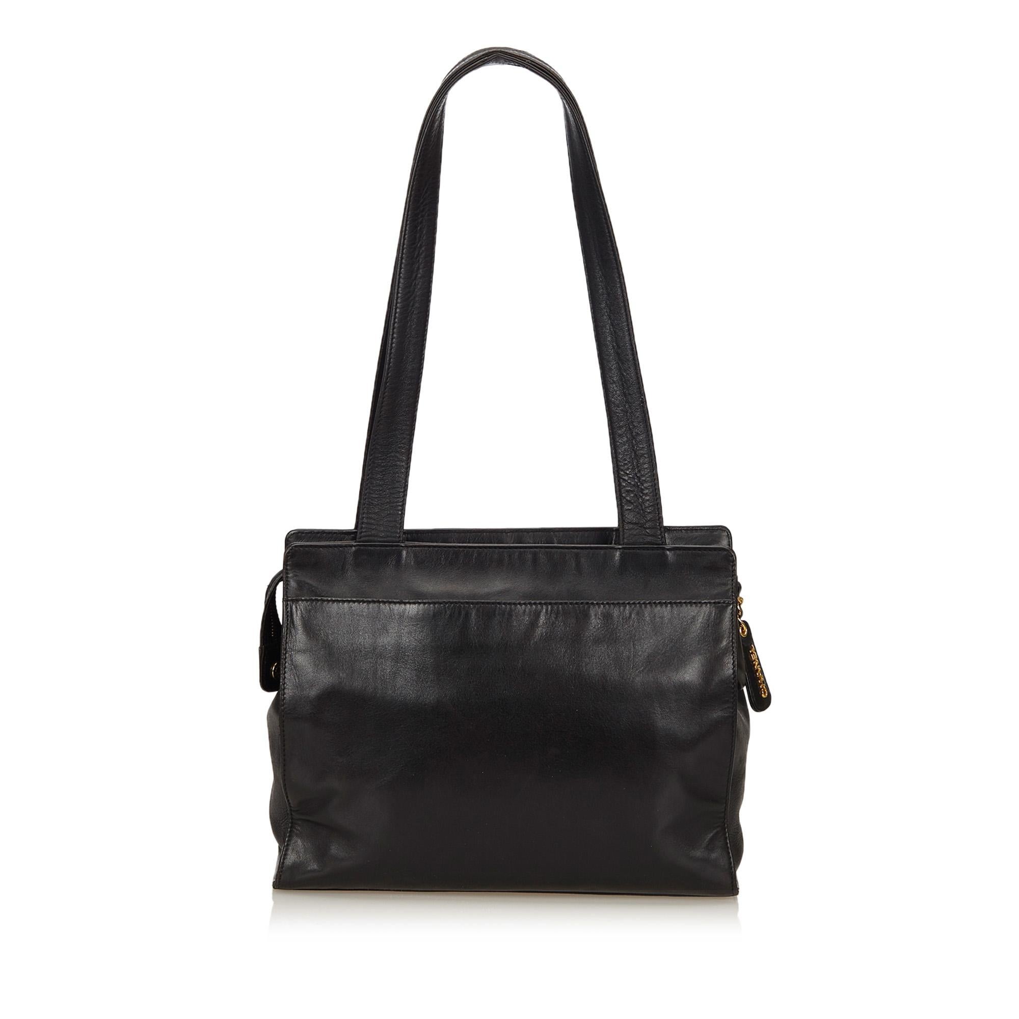 Chanel Black Lambskin Leather Shoulder Bag In Good Condition In Orlando, FL