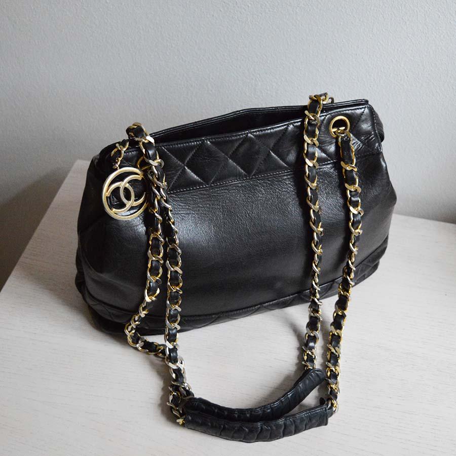 Chanel vintage black lambskin leather shoulder chain bag, made in Italy, 1980s.
The bag is partially quilted. From the Chanel 1988/1991 collection.

Date of manufacture: 1980s
Origin: Italy
Material: lambskin leather
Hardware: gold-tone
Includes: