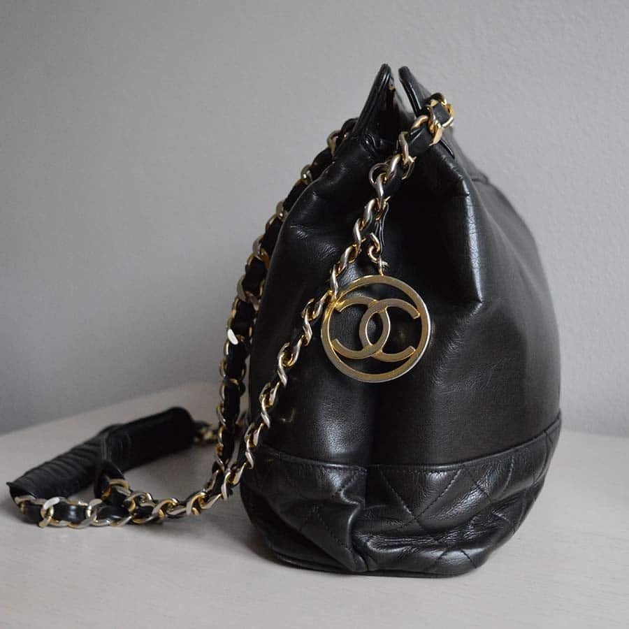 Chanel Umhängetasche aus schwarzem Lammfell, Italien, 1980er Jahre 1