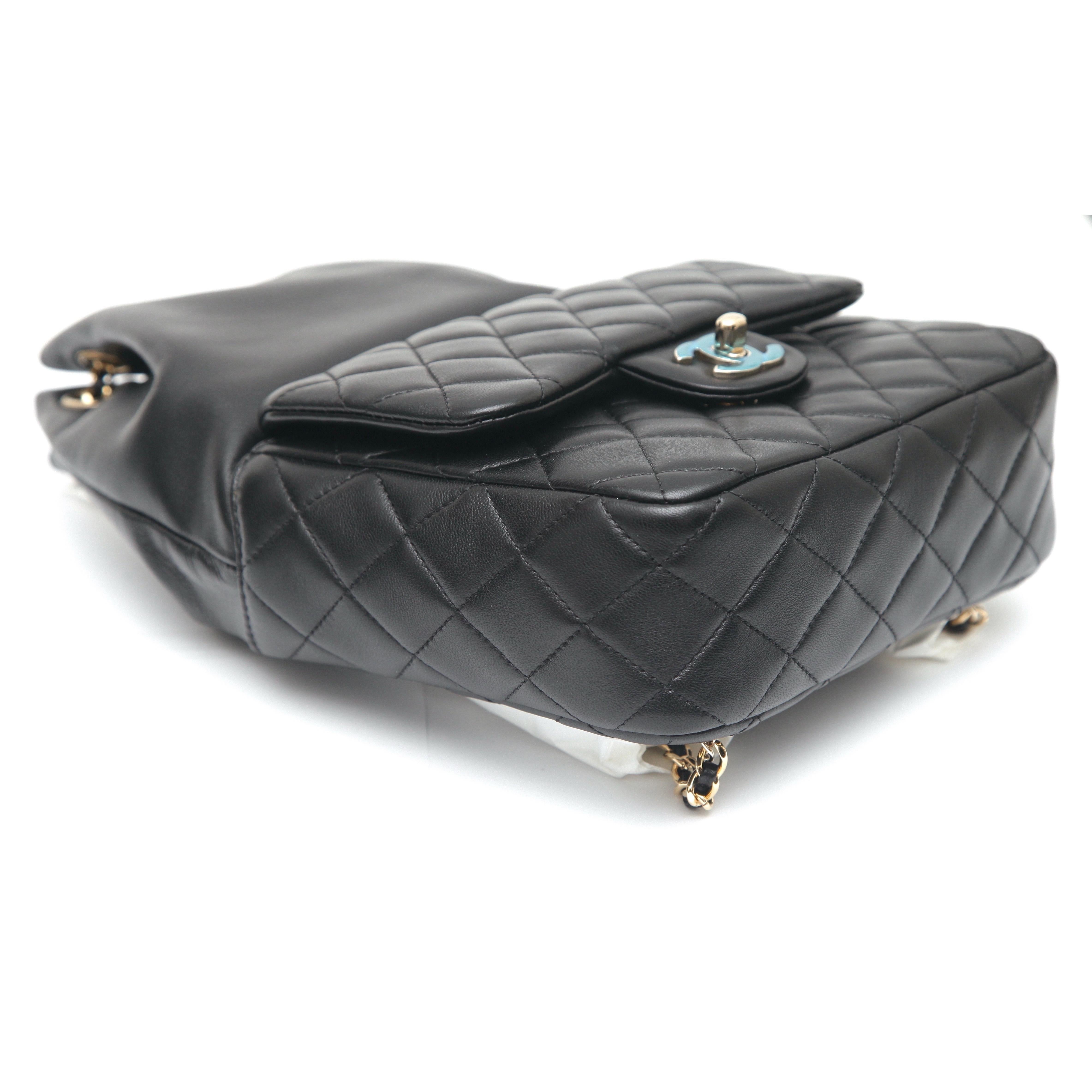 
GARANTIERT AUTHENTISCH CHANEL SCHWARZ LAMMFELL LEDER KLEINEN RUCKSACK SEOUL 2016 KOLLEKTION

Einzelheiten:
- Gefertigt aus schwarzem Lammleder.
- Vordertasche mit CC-Drehverschluss.
- Gestepptes Design in der unteren Hälfte.
- Vordertasche mit