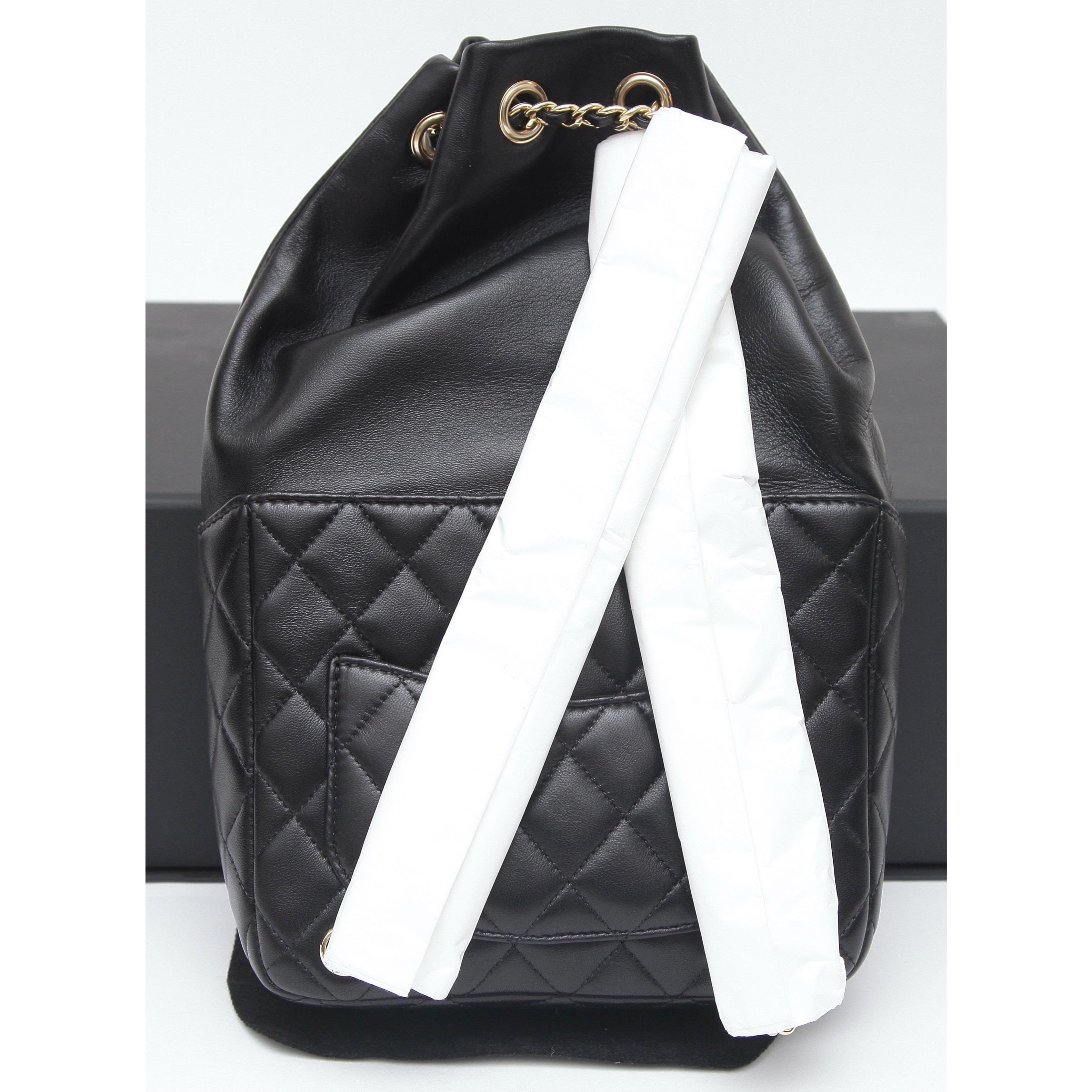 CHANEL Schwarzes Lammfell Leder Rucksack Tasche Tote Gold HW Seoul 2016 BNIB im Angebot 2