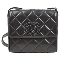 CHANEL Petit sac à bandoulière à rabat porté épaule en cuir d'agneau noir CC