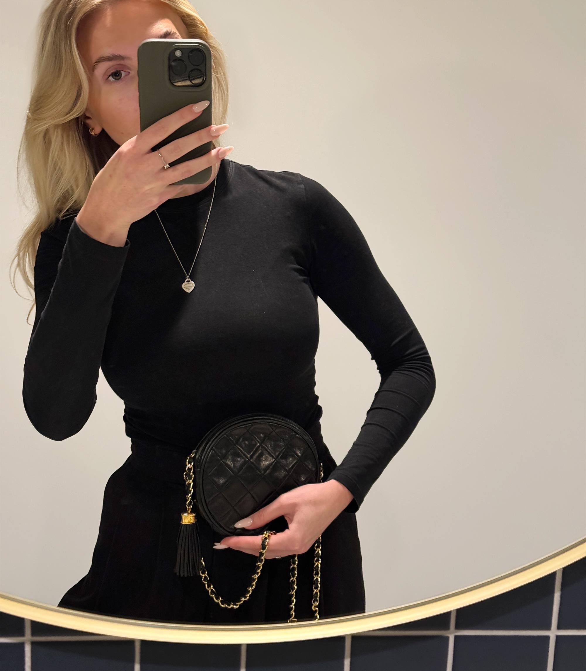 Chanel Negro Piel de cordero acolchada Vintage Mini Bolso redondo atemporal con flecos

Detalles del producto
Xupes Ref: CB1529
Marca: Chanel
Model No: Mini bolso redondo de flecos atemporal
Tipo: Hombro
Número de serie: 0293388
Edad: