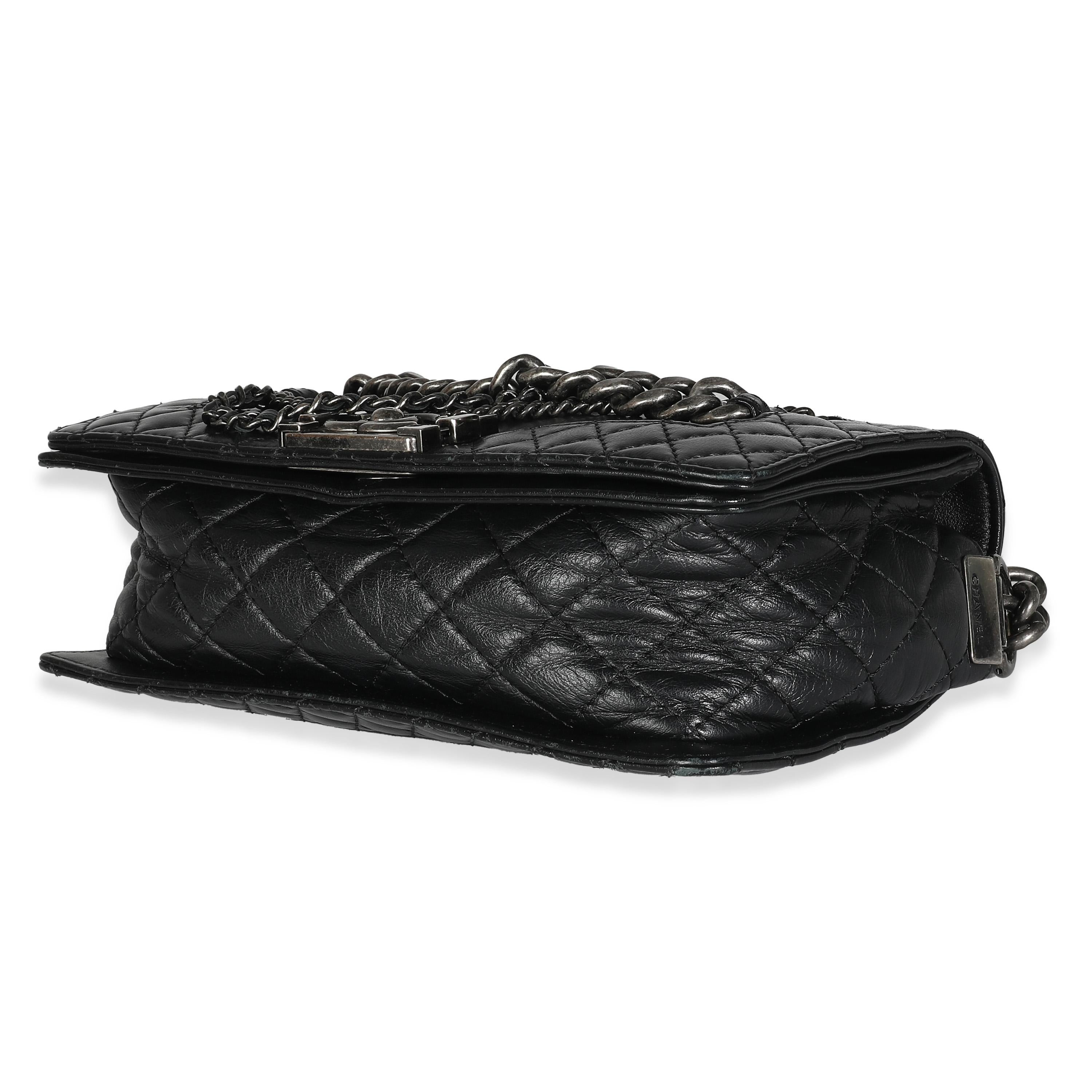 Título del listado: Chanel Bolso Boy Enchained Mediano de Piel de Cordero Negra
SKU: 139244
Estado: Seminuevo 
Estado del bolso: Bueno
Comentarios sobre el estado: El artículo está en buen estado, con signos aparentes de desgaste.  Grandes rozaduras