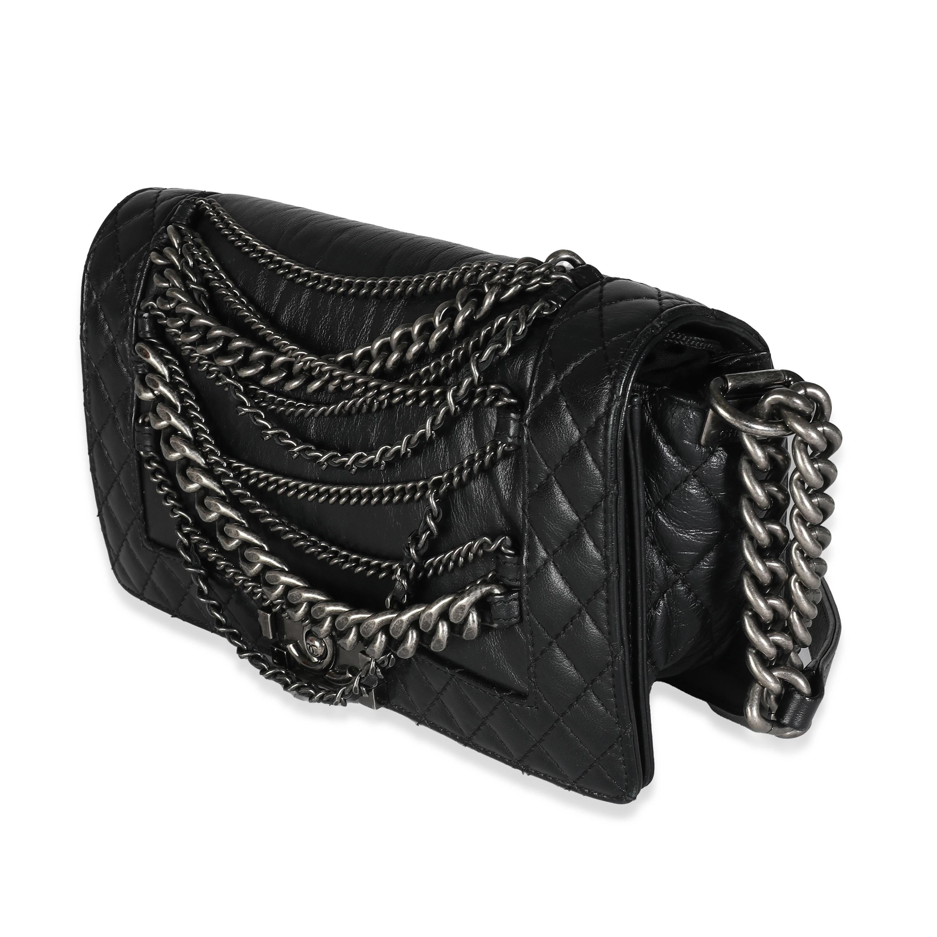 Chanel Bolso Boy Enchained Mediano de Piel de Cordero Negra en Excelente estado para la venta en New York, NY
