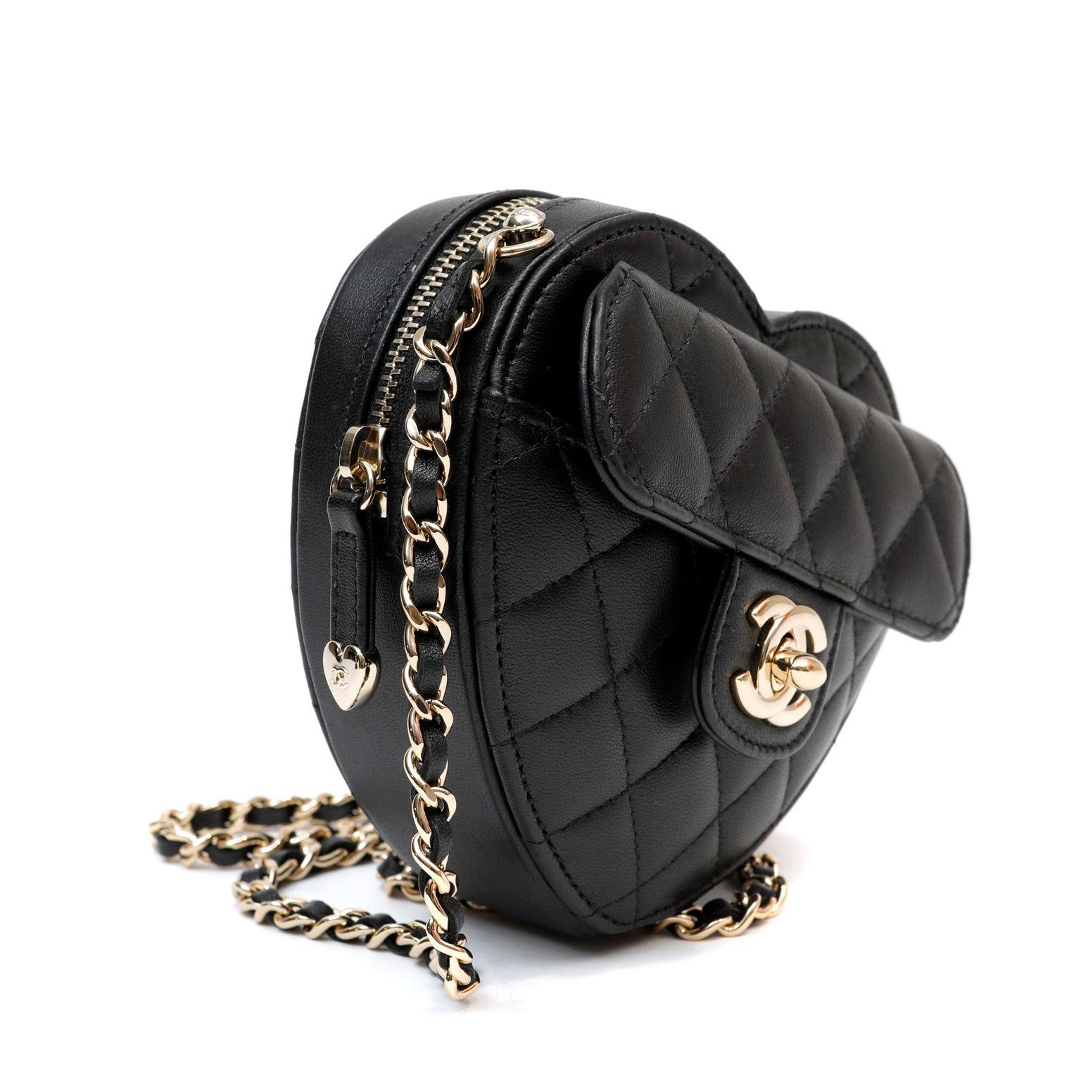 Cet authentique sac Mini Heart en cuir d'agneau noir de Chanel est en parfait état et n'a jamais été porté. Il fait partie de la collection 2022.  Complètement à guichets fermés partout.  Ce mini sac en cuir d'agneau noir en forme de cœur est