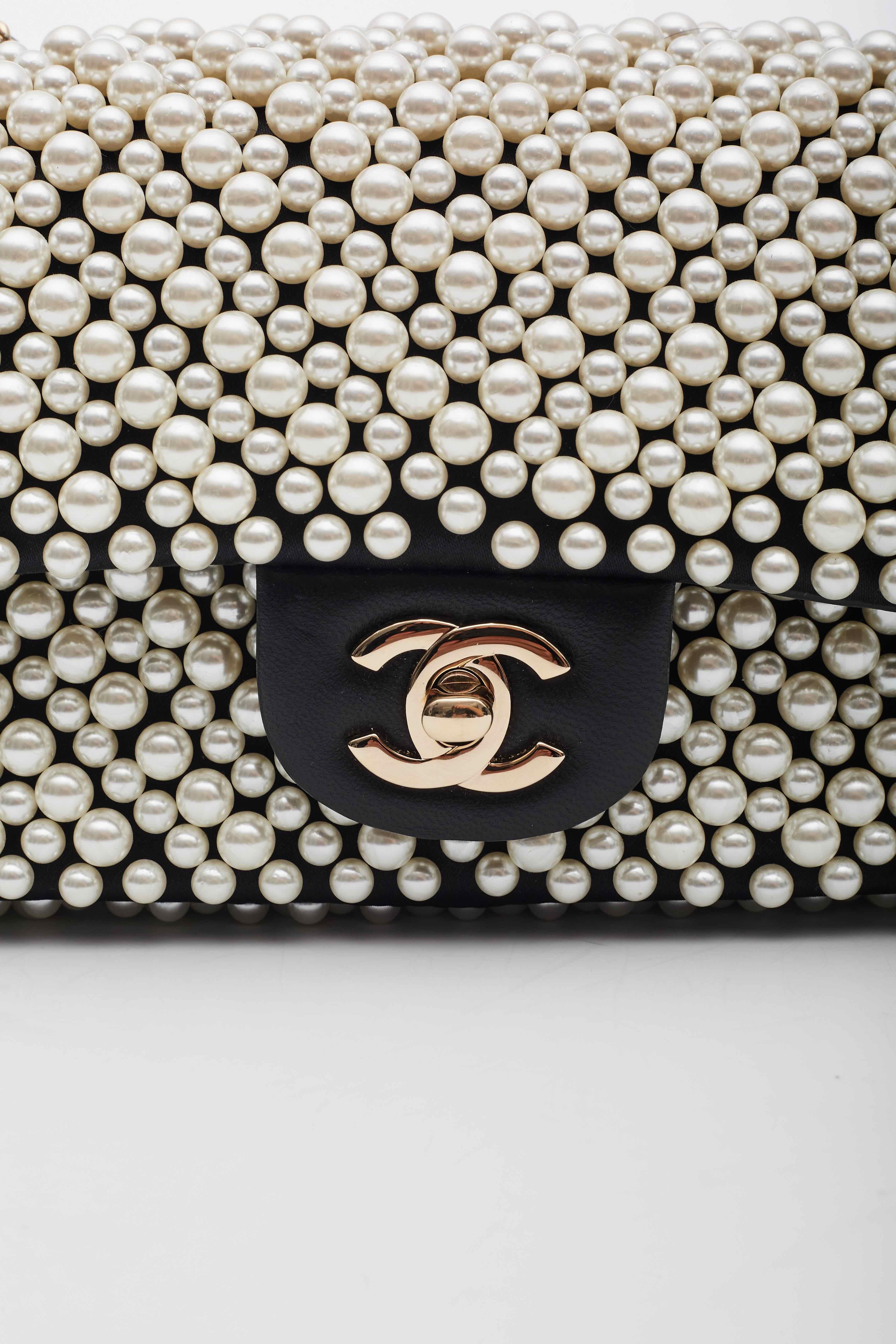 Chanel - Sac à rabat perlé en cuir d'agneau noir en vente 2