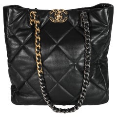 Chanel Schwarze gesteppte Chanel 19 Einkaufstasche aus Lammfell