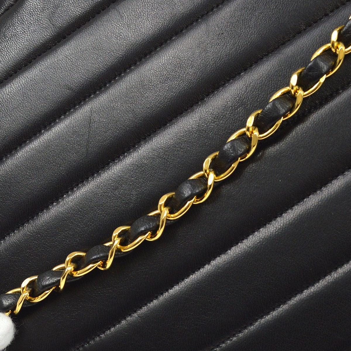 CHANEL Black Lambskin Quilted Chevron Hardware Top Handle Kelly Shoulder Bag In Good Condition In Chicago, IL