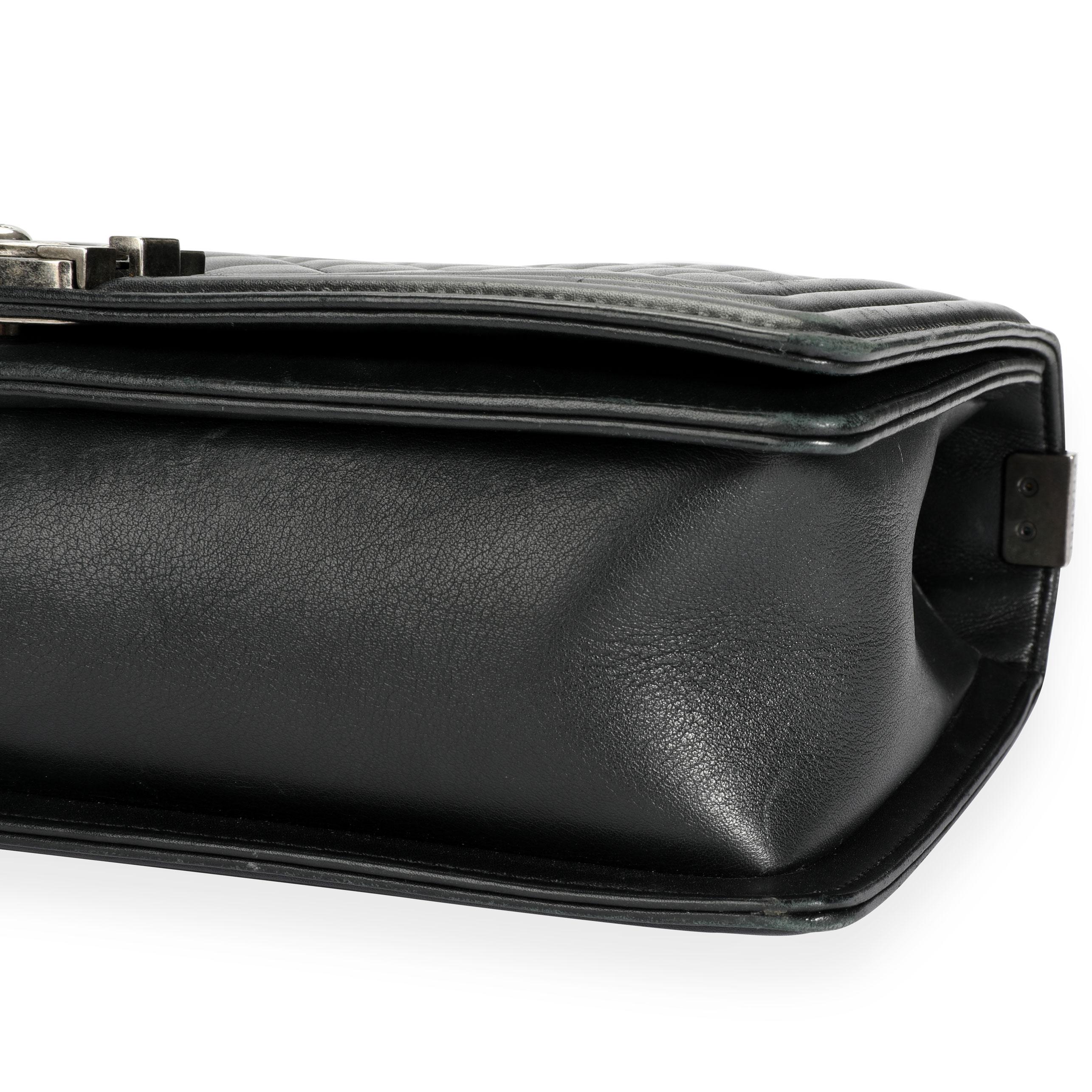Chanel Schwarzes Lammfell gesteppte große Tasche für Jungen im Zustand „Gut“ in New York, NY
