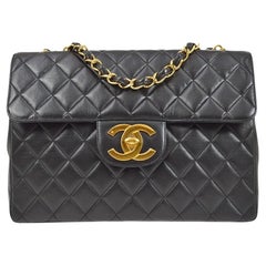 CHANEL Schwarze Schultertasche aus gestepptem Lammfell und gestepptem Leder 24K vergoldet Jumbo mit Klappe