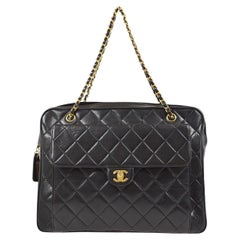 CHANEL Sac à main à rabat en cuir d'agneau noir matelassé or 24K