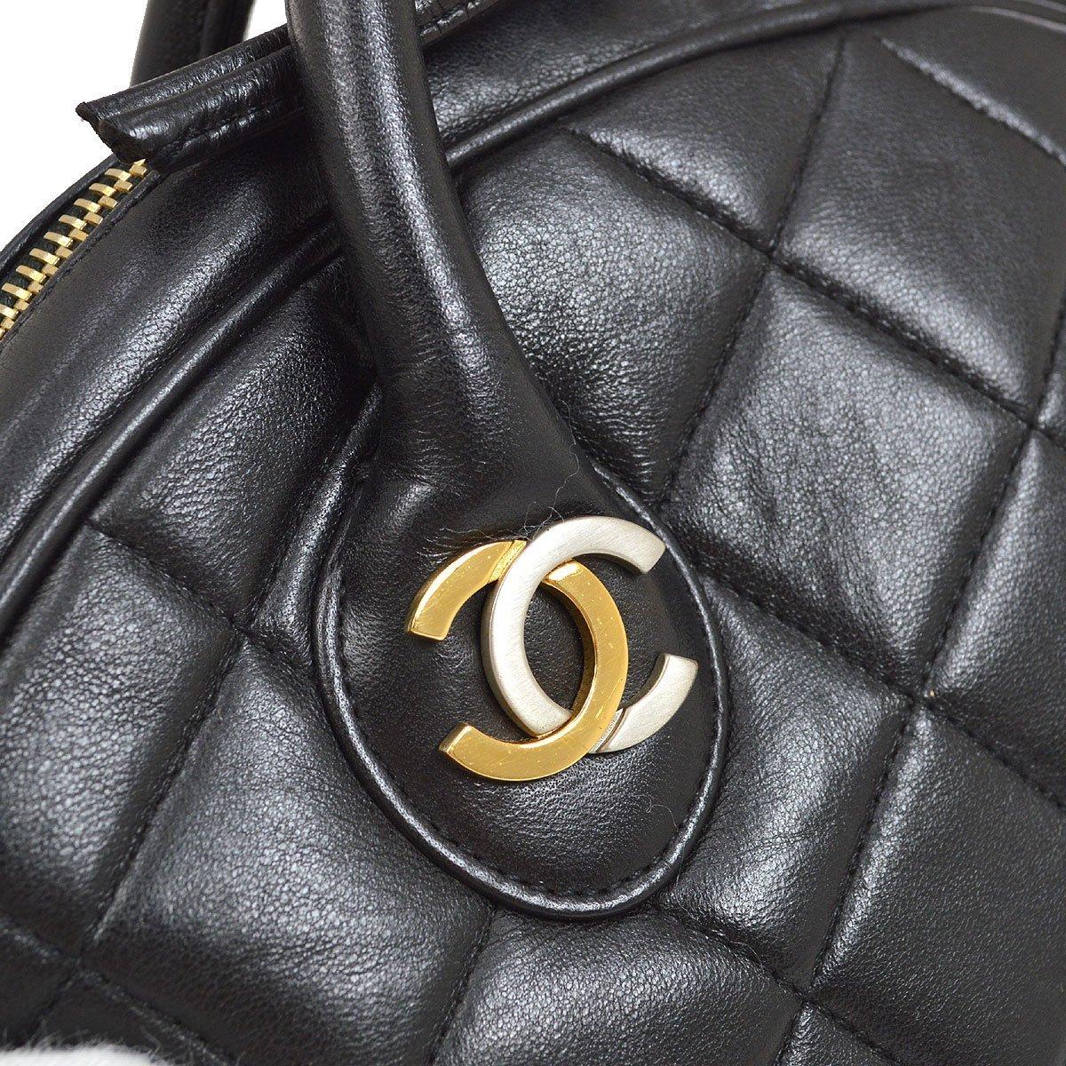 Pre-Owned Vintage Condition
From 1999 Collection
Lambskin Leather
Silver and Gold Tone Hardware
Leather Lining
Measures 8.75