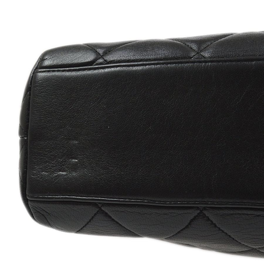 CHANEL Black Lambskin Quilted Leather Kisslock Closure Evening Shoulder Bag In Good Condition In Chicago, IL
