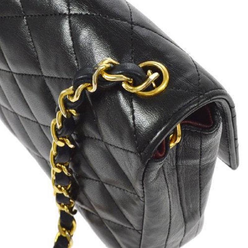 CHANEL Schwarzes Lammfell Gestepptes Leder Große CC Gold Hardware Kleine Schulterklappe im Zustand „Gut“ im Angebot in Chicago, IL