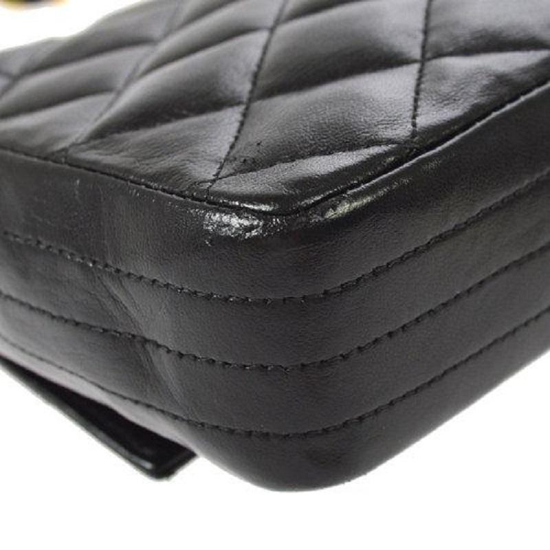 CHANEL Schwarzes Lammfell Gestepptes Leder Große CC Gold Hardware Kleine Schulterklappe Damen im Angebot