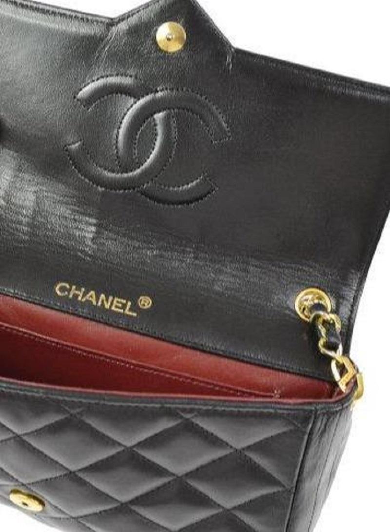 CHANEL Schwarzes Lammfell Gestepptes Leder Große CC Gold Hardware Kleine Schulterklappe im Angebot 1